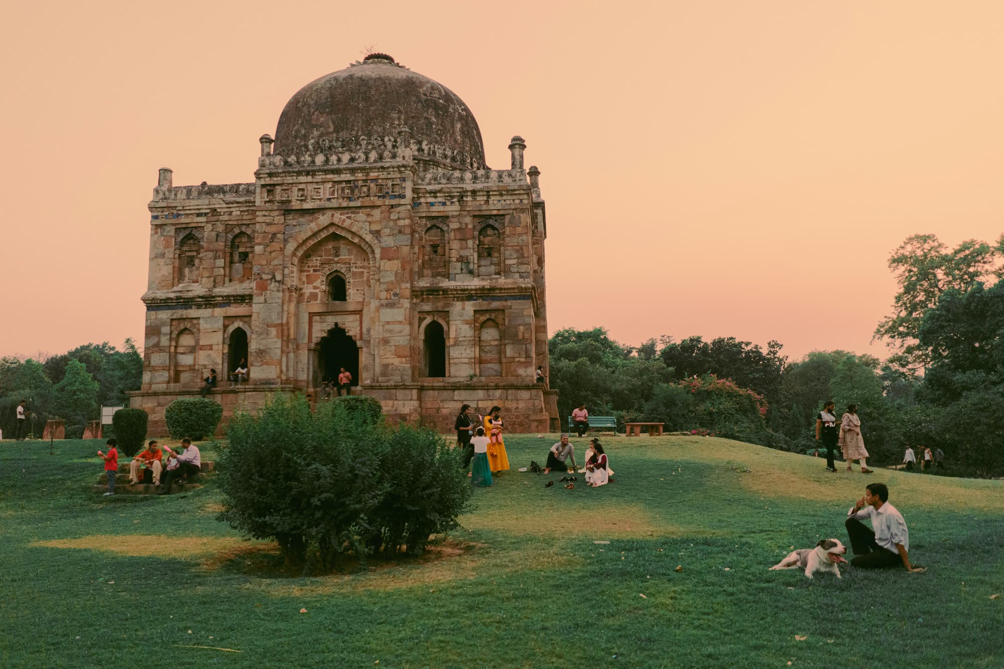Et gravmonument i Lodhi Garden i Delhi ved solnedgang