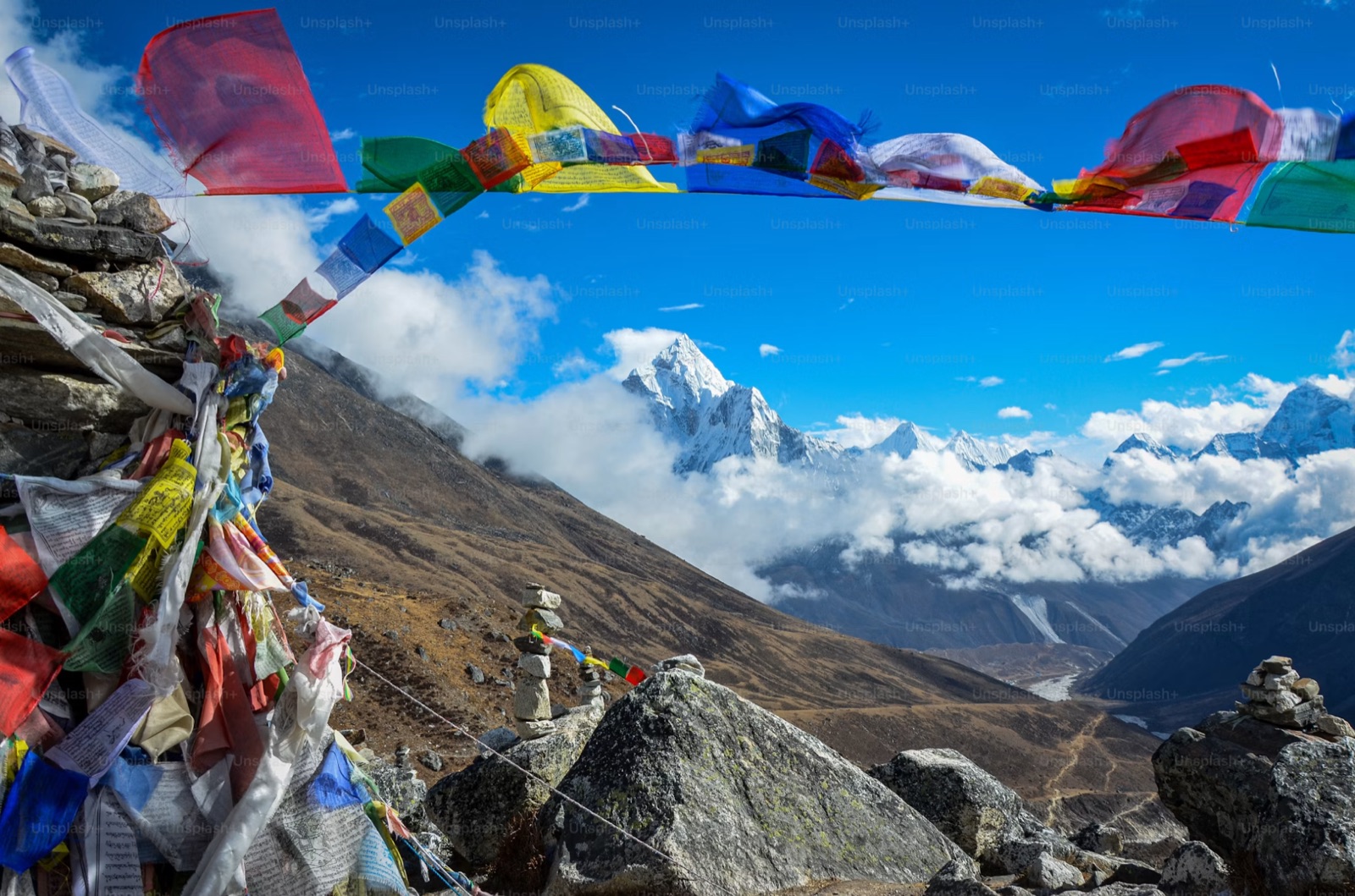 Bedeflag foran sneklædte Himalaya-tinder