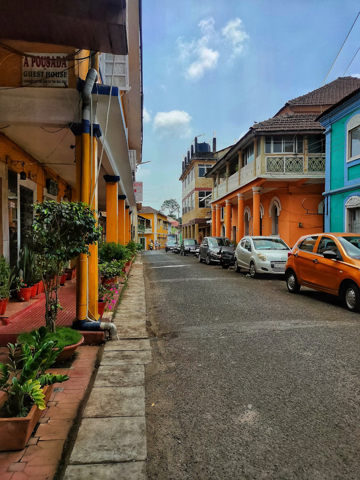 En stille gade med farverige huse i Goa