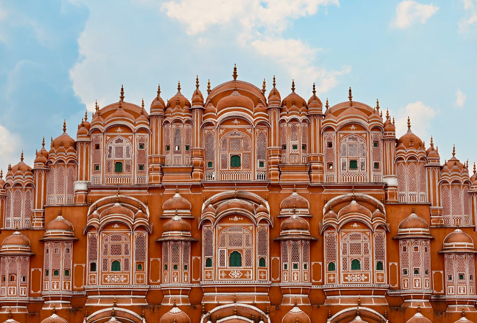 Hawa Mahals lyserøde facade i Jaipur under en blå himmel