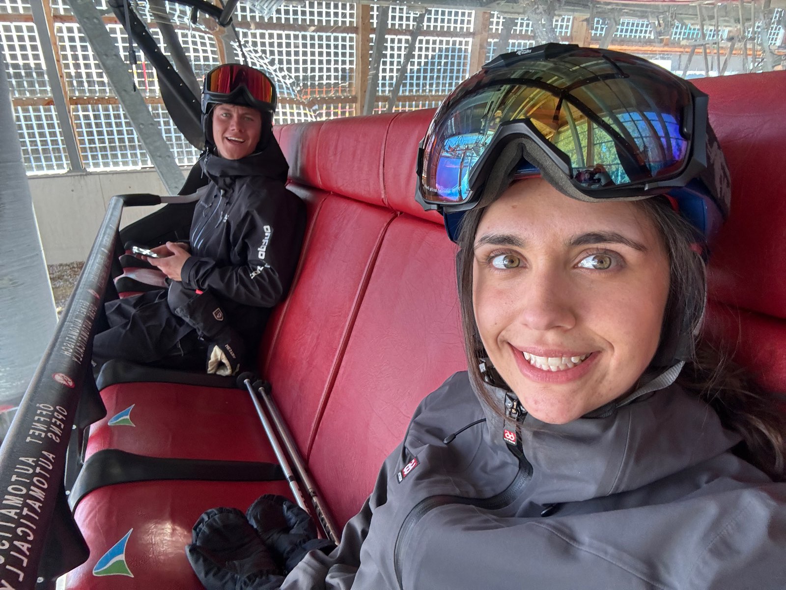 Asha tager en selfie i en skigondol
