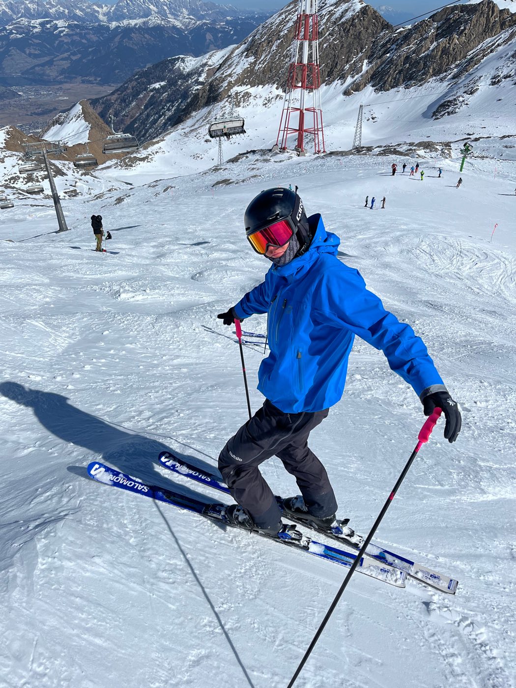 Bertram på ski i en blå jakke