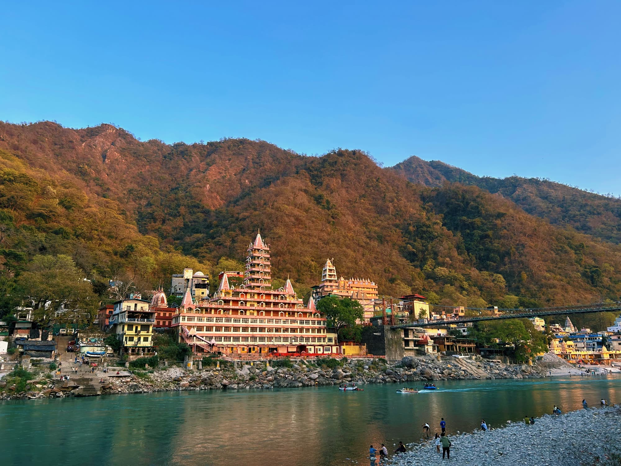 Tera Manzil-templet ved Ganges i Rishikesh